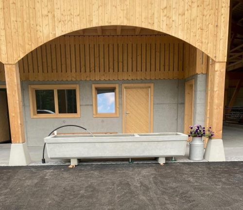 Betonbrunnentrog Mit Südel Und Randverstärkung Oben Wassereinlauf Bauseits